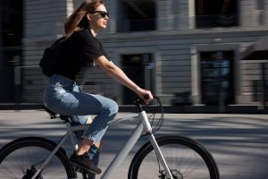 Polkupyöräilijä ajaa kadulla San Franciscossa